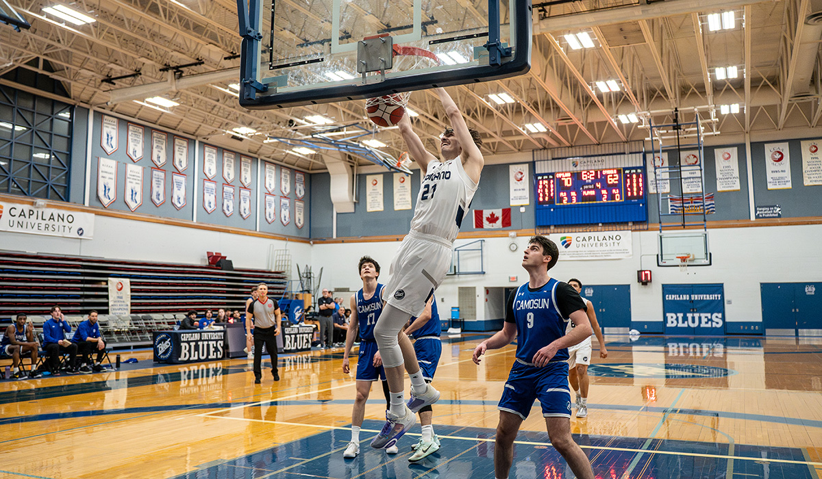 Zach Klim Dunks (Photo: Chris Raeside)