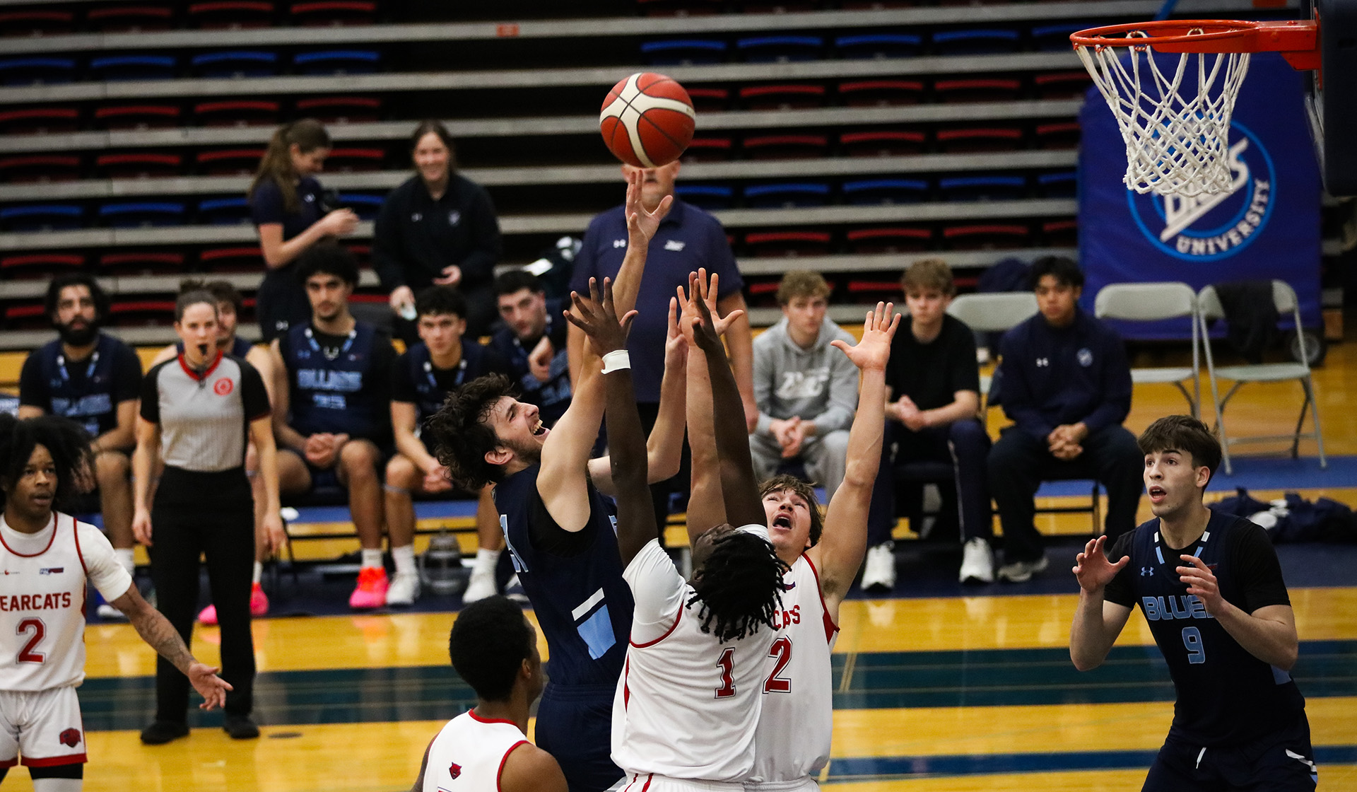 Zach Klim attacks the rim through traffic (Braeden Yu photo)