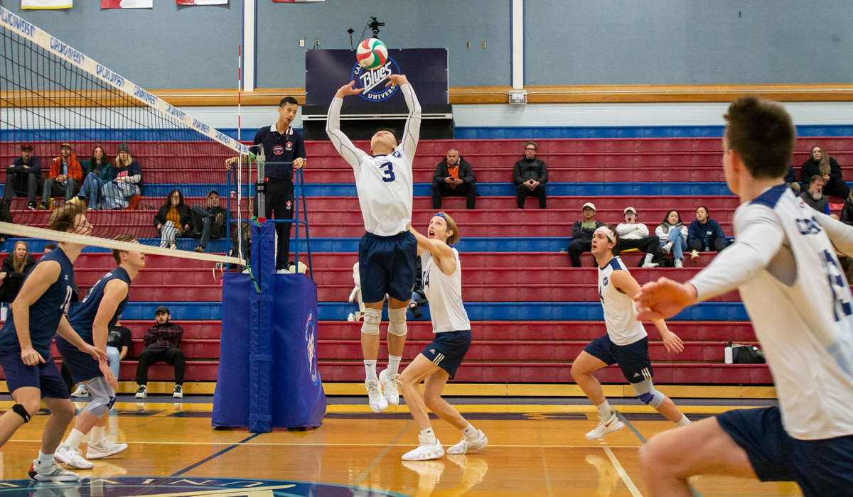Jenson Yuen tees up a back set with oncoming attackers Jakob Leinemann and Colby Soolsma ready to pounce.