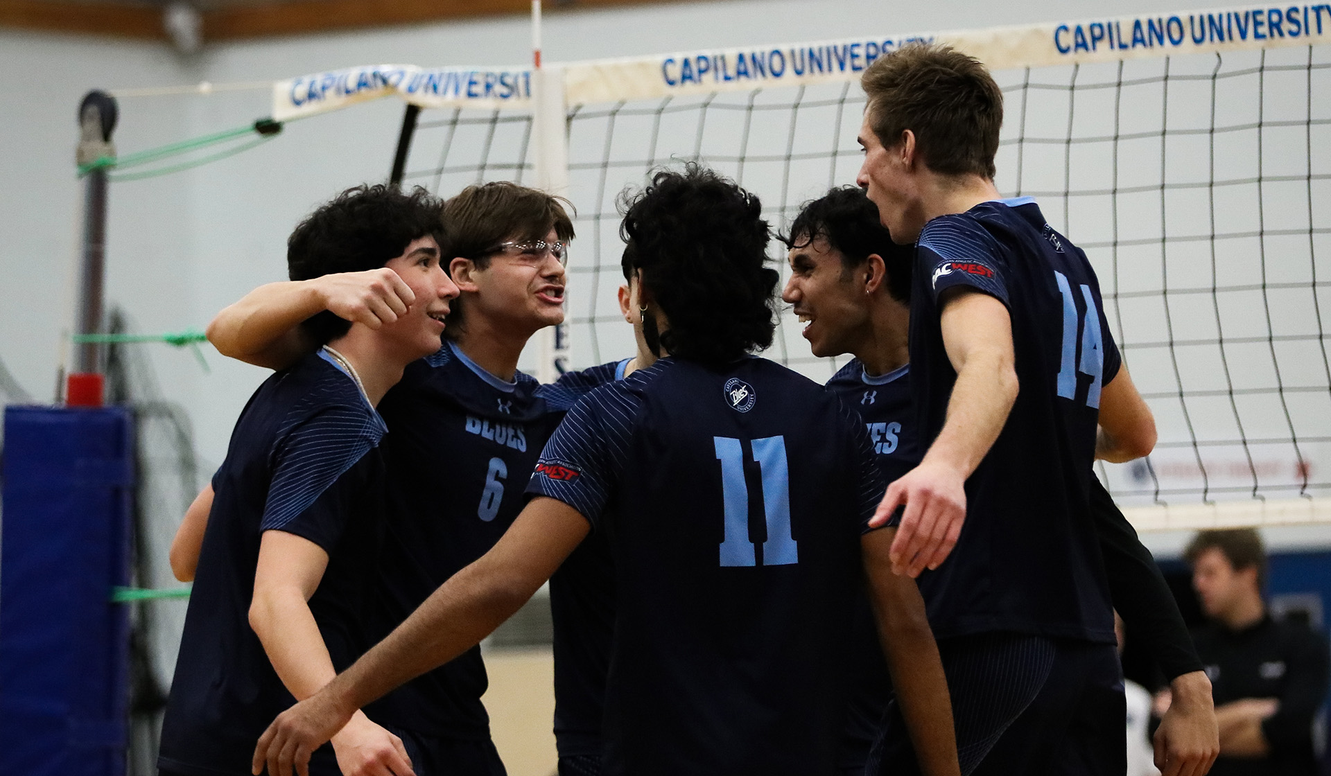 Players huddle to celebrate a point late in the first set (Braeden Yu photo)